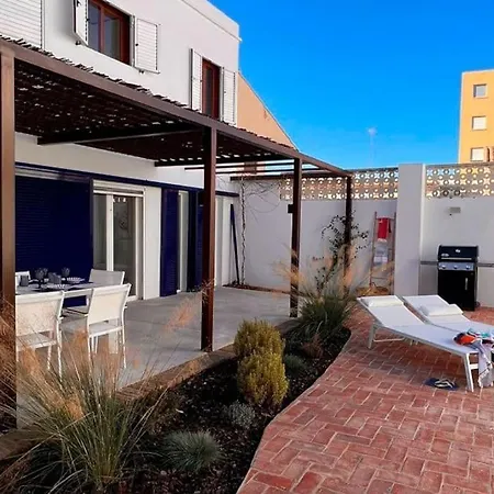Seaview Villa: Pool & Luxury Piles